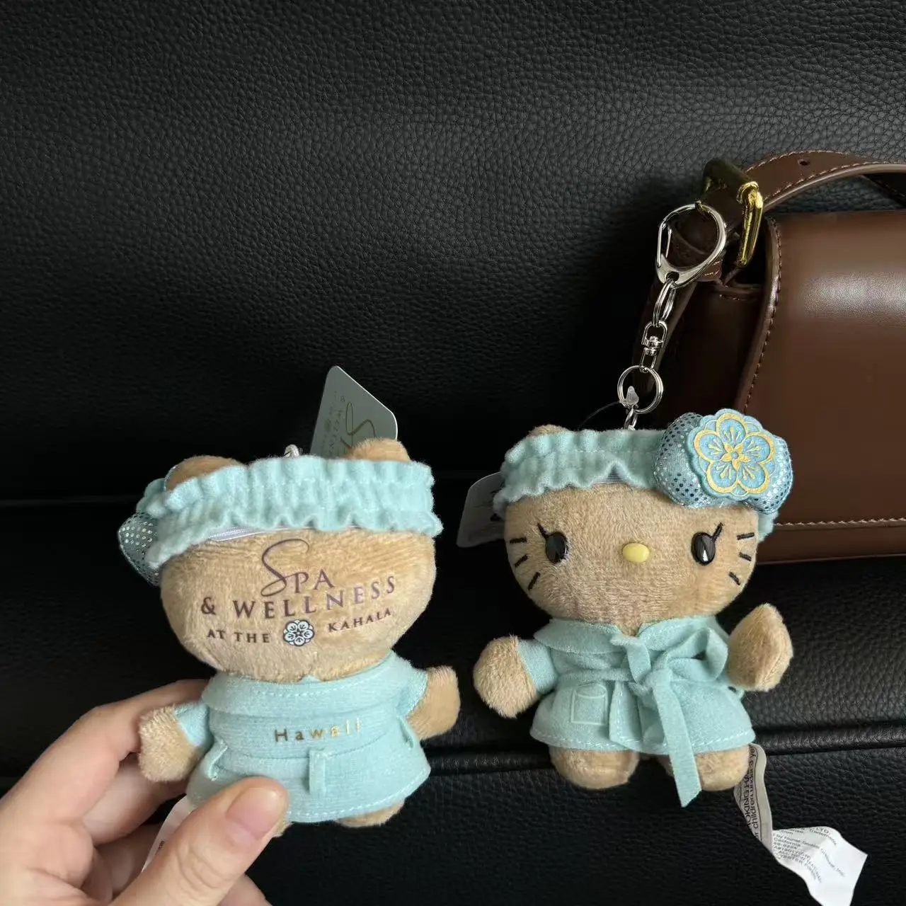 

В наличии: Плюшевая подвеска Hello Kitty, серия Hawaii Dark Skin Kitty, летний креативный брелок для серфинга, подвеска для сумки, подарок.