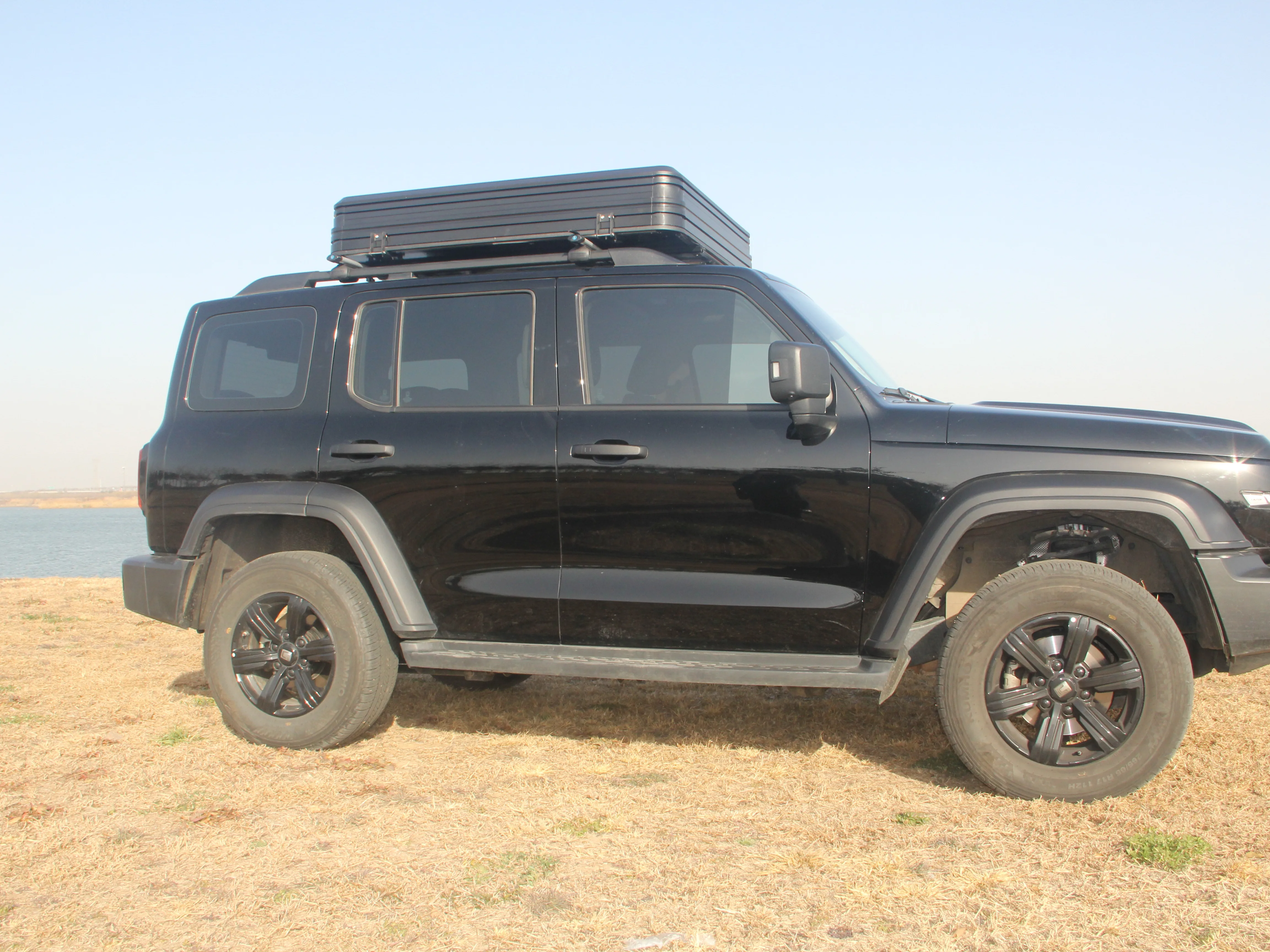 Pick up Durable Aluminum Camping  4x4 Roof Tent Waterproof Hard Shell Car Rooftop Tent Roof Top Tent for 4 Person,Customization