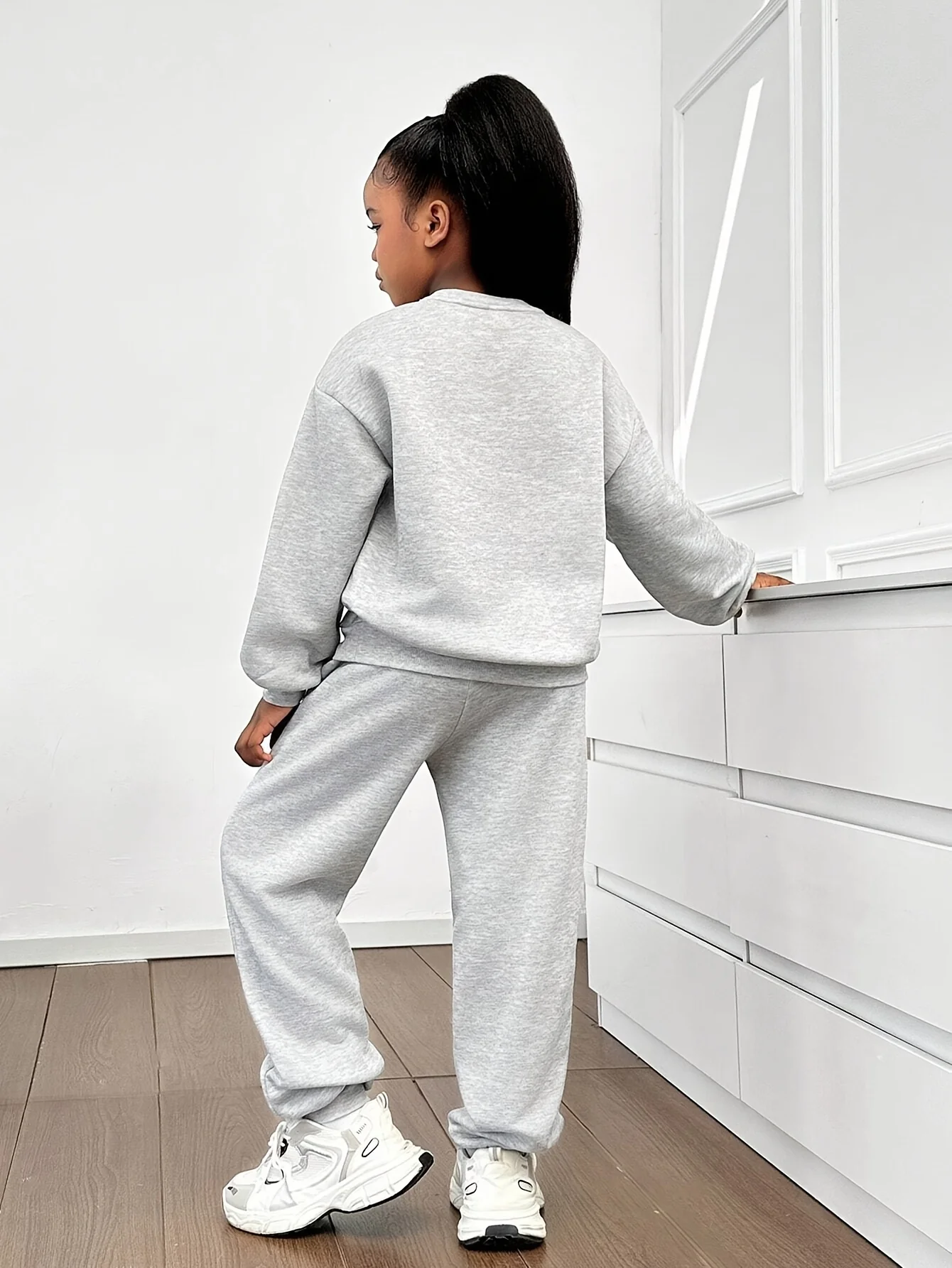 Girls' casual outfit set: letter-print sweatshirt and cuffed joggers. A comfortable, minimalist set featuring an oversized, long