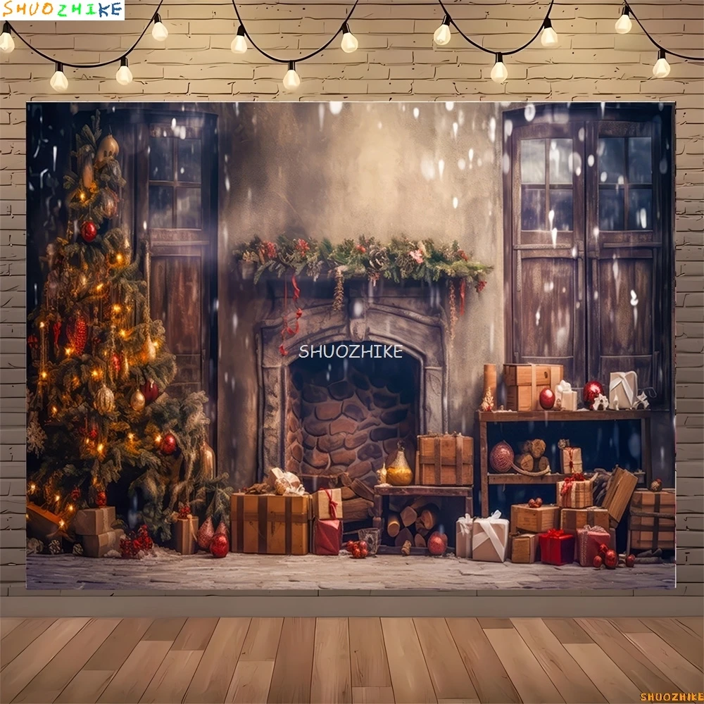 شجرة الكريسماس مع صناديق هدايا ، خلفيات تصوير فوتوغرافي ، ديكورات الثلج الشتوية ، باب خشبي ، مدفأة ، خلفية غرفة ، مستلزمات ،