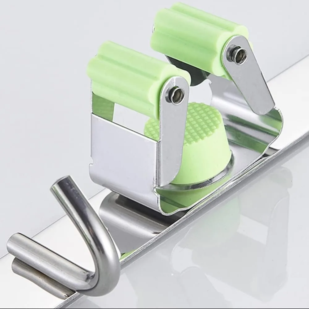 رف تخزين مكنسة وممسحة مثبت على الحائط مع تصميم إبزيم لأدوات التنظيف، مثالي للمطبخ والحديقة والجراج