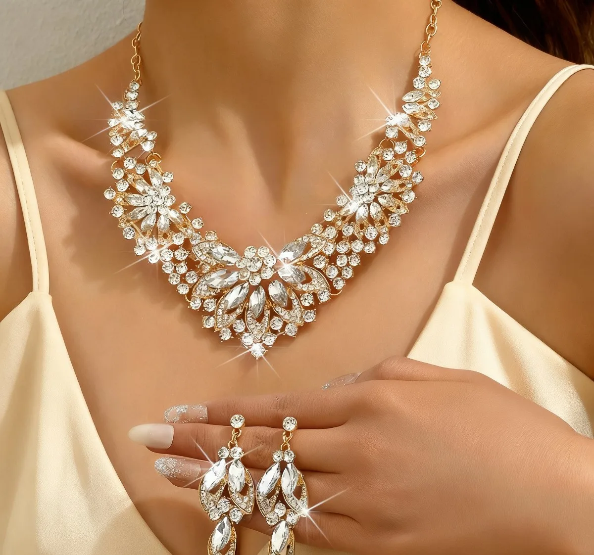 

Women's Crystal Necklace And Earrings Set 2 Piece Set Elegant Fashion Jewelry Accessory