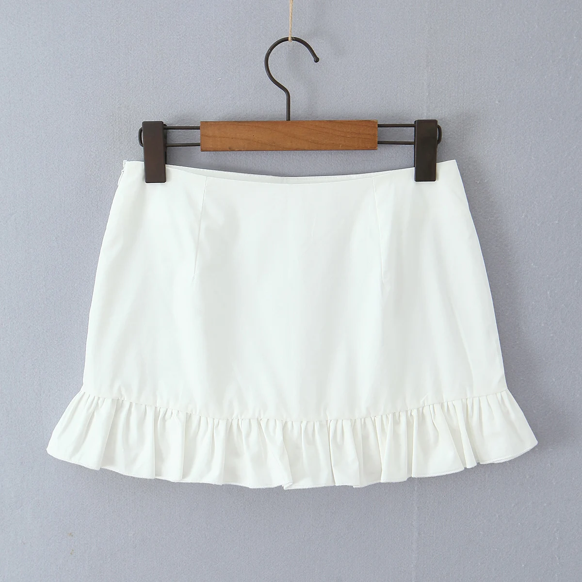 Nuovo 2025 CHIC pacchetto bianco fianchi impiombati volant orlo cerniera vita bassa minigonna sexy gonne corte a pieghe con pantaloncini fodera