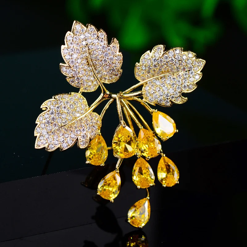 Lovely Fruit Brooches for Women Luxury Design Pomegranate Grape Persimmon Pear Watermelon Pin Clothing Accessories Zircon Broche