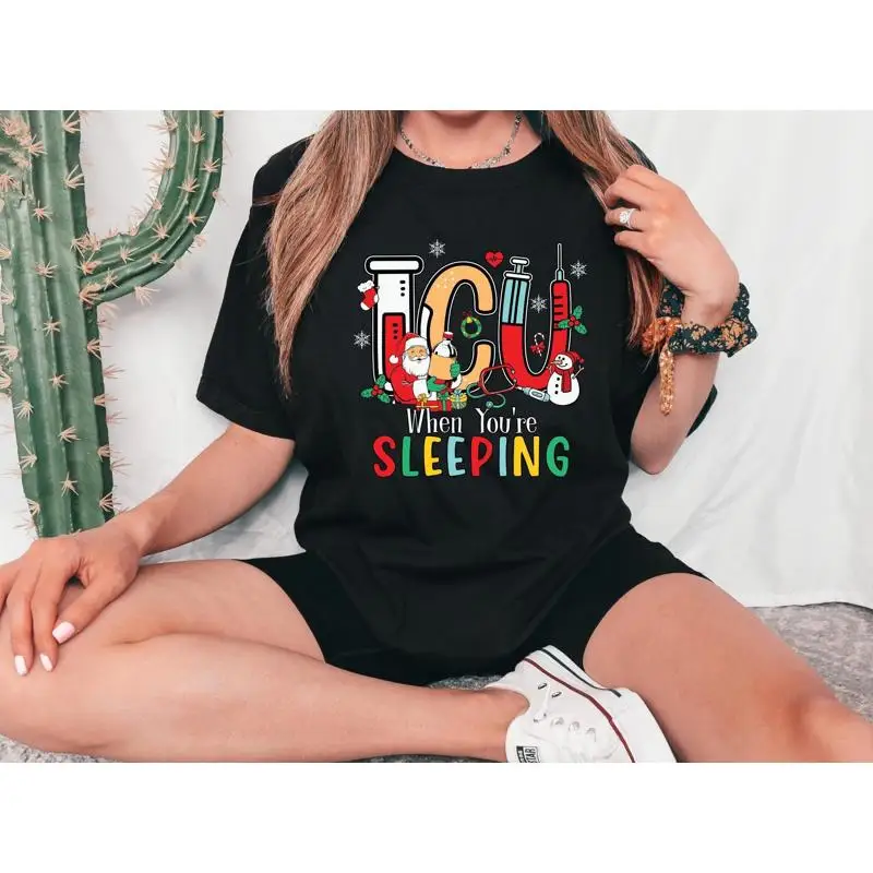 

Рождественская футболка медсестры ICU When You're Sleeping Crew Vibes