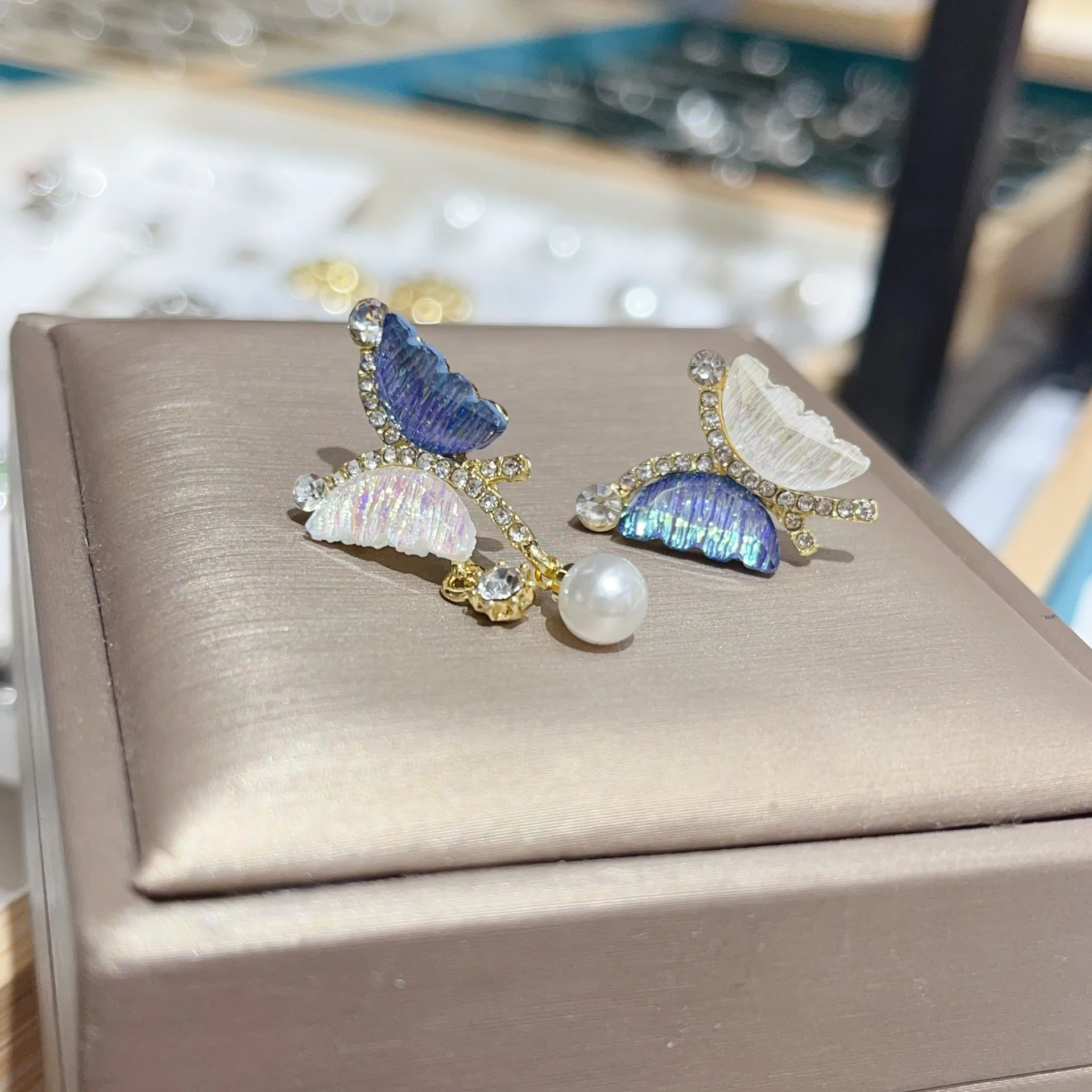 Creative Butterfly Shape Stud Earrings For Women Fashion Gold Color Crystal Imitation Pearl Earrings Female Wedding Band Jewelry