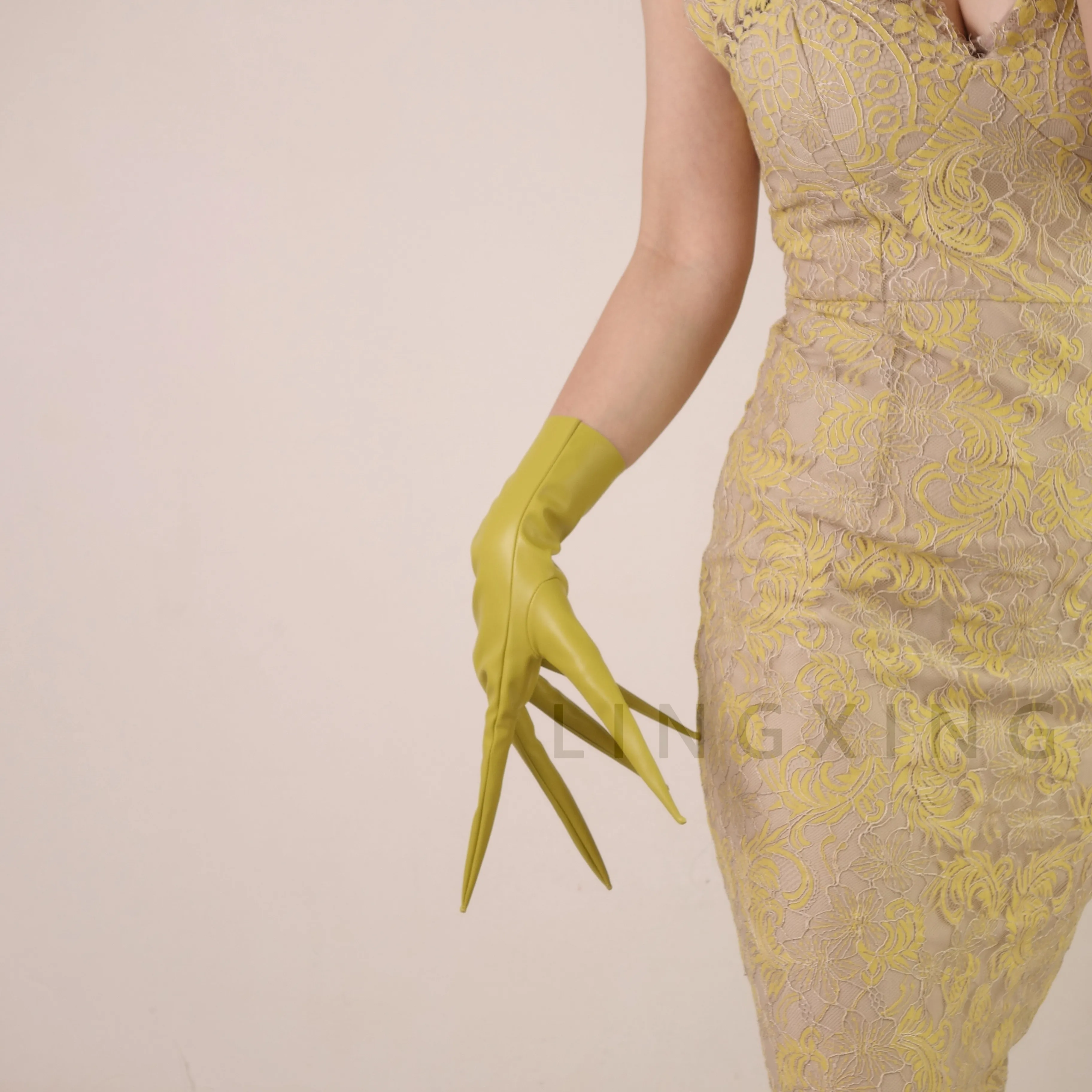 35 cm 14 Zoll spitze Fingerhandschuhe aus patentiertem Kunstleder PU mit langen Spikes an den Schultern, Armwärmer, glänzend schwarz, Pfoten-Drachenknöchel-Design – Detail 27