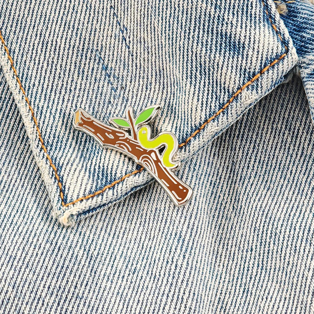 Niedliche Raupen-Emaille-Pin, Baumzweig, grünes Blatt, Brosche, lustiges Cartoon-Insekten-Revers-Abzeichen, Natur-Tier-Schmuck, Geschenk für einen Freund – Detail 9