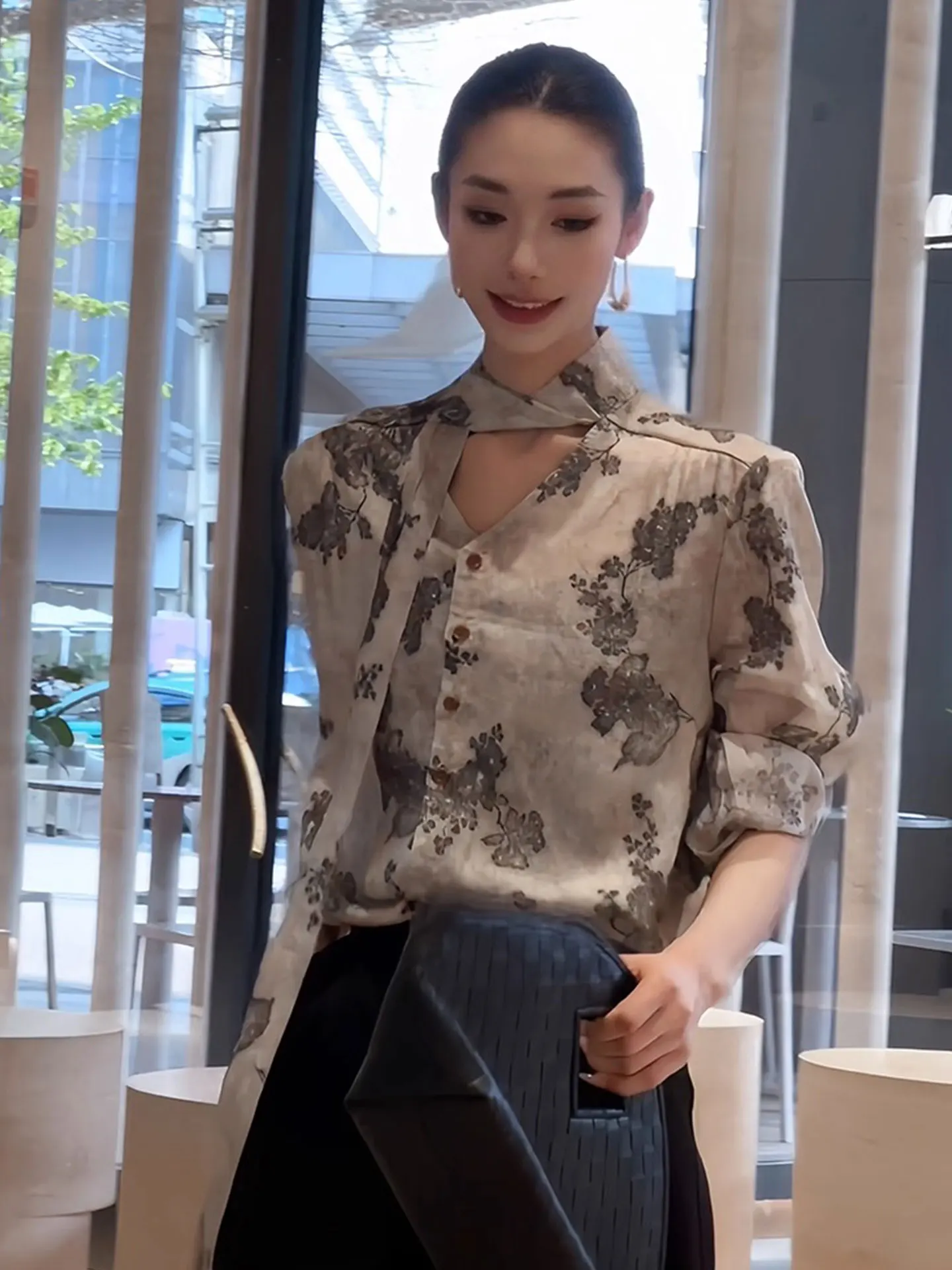 

Женская блузка с цветочным принтом и длинным рукавом, дышащая, летняя, 2025, шелковая, в корейском стиле, с V-образным вырезом, на пуговицах, прямого кроя