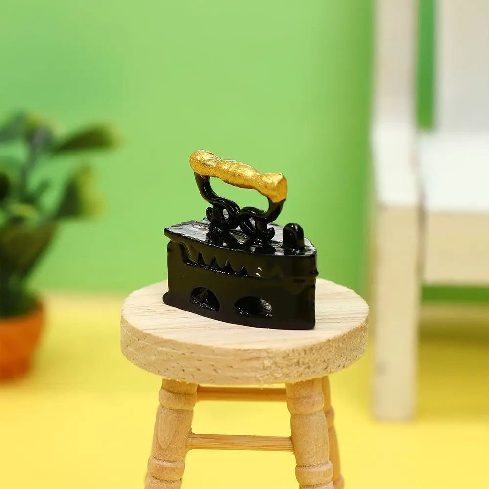 Accessoires de modèle de scène de maison de jeu, Mini outil Vintage, maison de poupée Miniature, fer à repasser, vêtements, meubles de maison