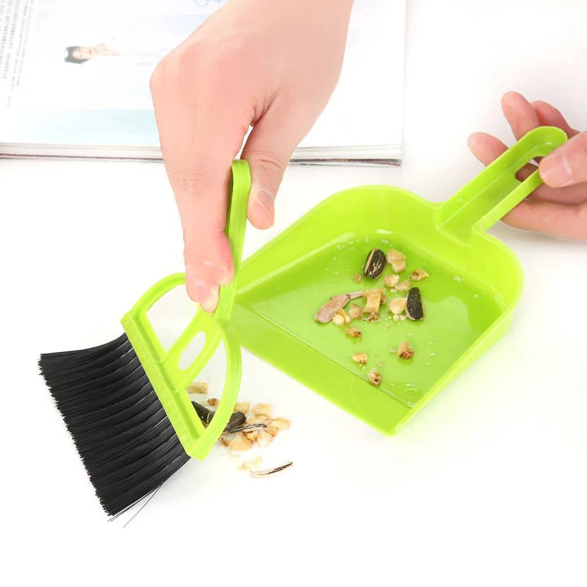 

Portable Mini Broom Dustpan Set Narrow Spaces Hamsters Rabbits Hedgehogs Reptiles Household Supplies