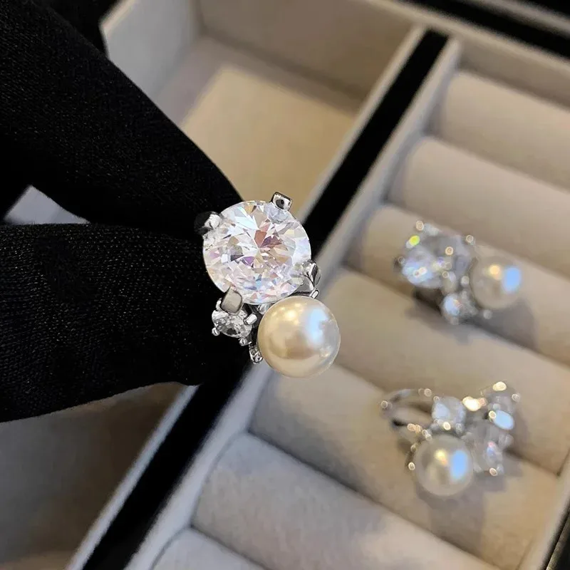 YISON French Fashion Shiny Zircon Pearl Ear Clip for Women Without Ear Holes Niche Feeling Vintage Ear Bone Clip Earring Jewelry