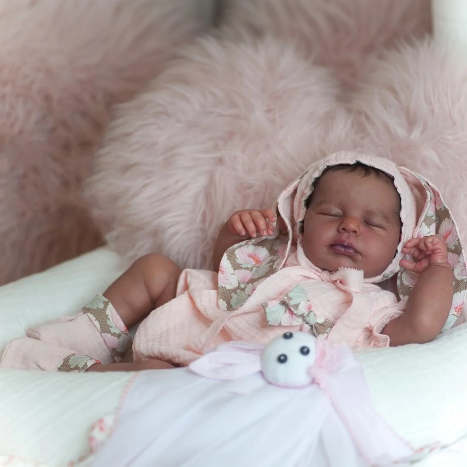 50 CM Śpiąca Reborn Lalka Artystyczna dla Dziewczynki z Ciemnobrązową Skórą, Realistyczne Ruchome Ręce i Nogi z Winylu, Materiałowy Korpus, Ręcznie Robiona Lalka na Prezent Urodzinowy