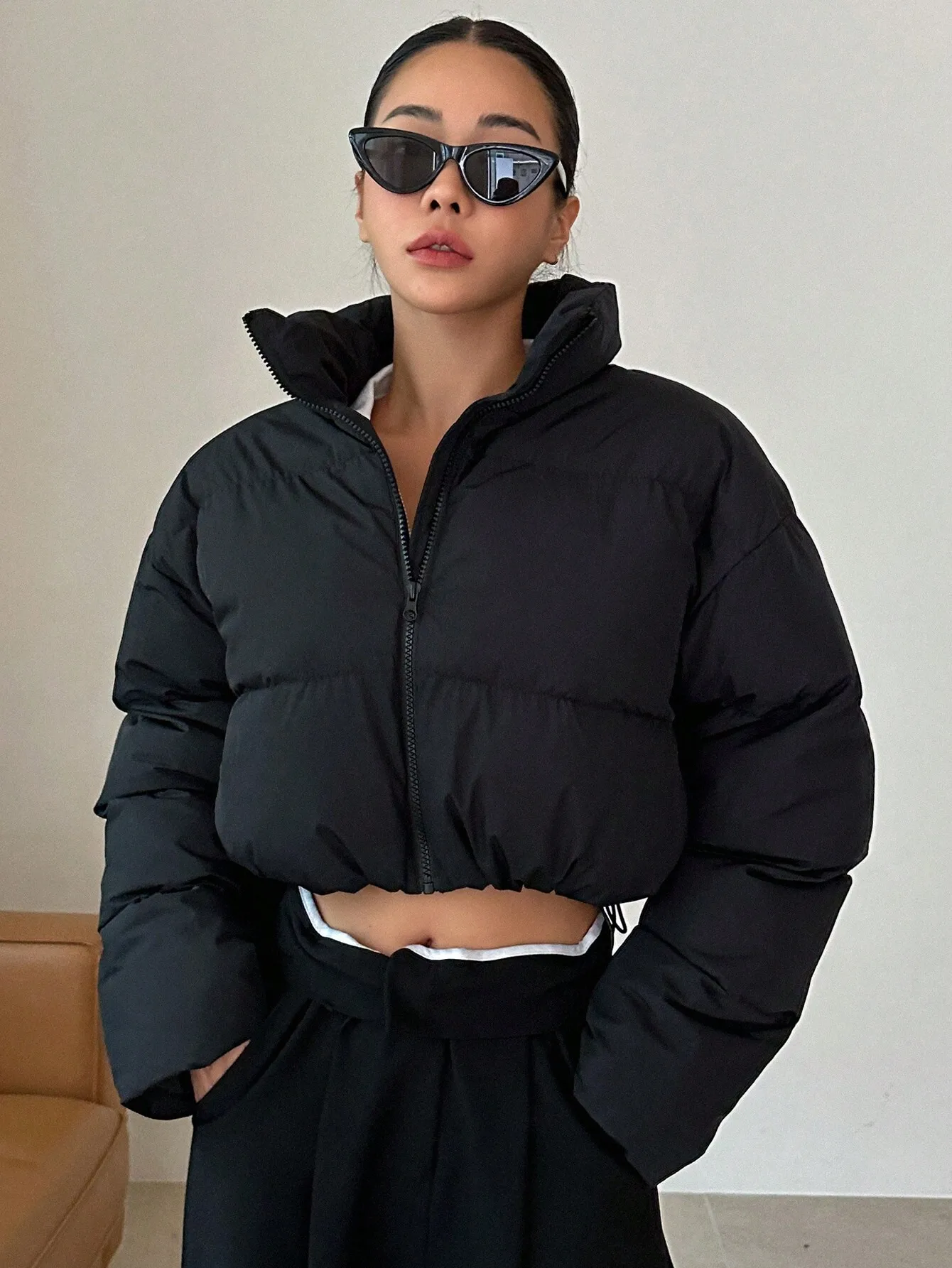 

Женская черная укороченная зимняя куртка-пуховик с высоким воротником и застежкой-молнией