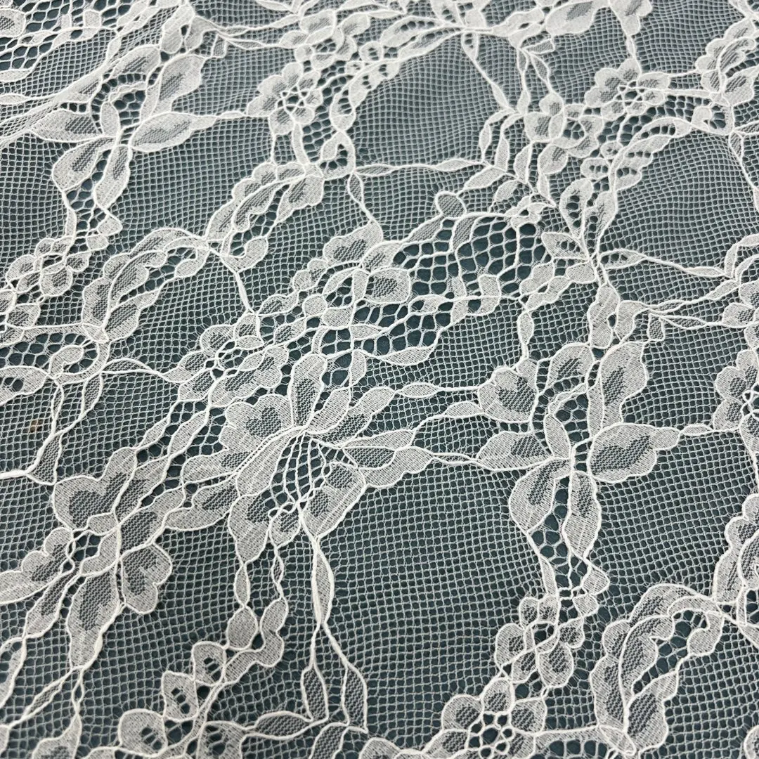 Weicher weißer französischer Hohlspitzenstoff. Brautkleid mit großer Schleppe. Stoff zum Nähen, 3 Meter. – Detail 12