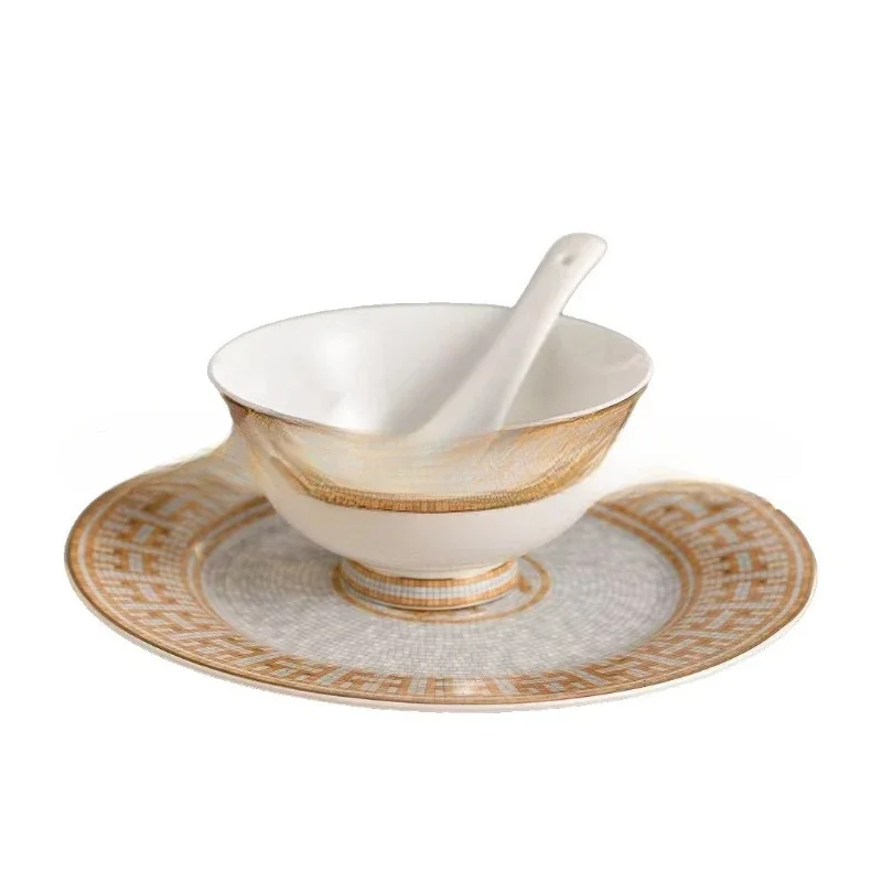 

Golden horse-drawn carriage 28 head set, tableware, bowl, cup and spoon combination set, retro.