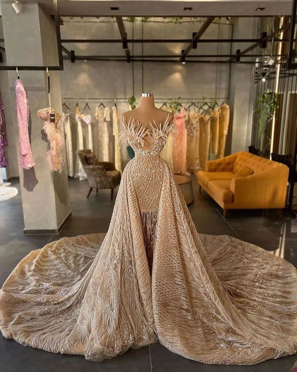 Exquisite New Wedding Dresses Feather Strapless Neck Applique Bridal Gowns Sleeveless Removable Train Robe De Vestido Customized