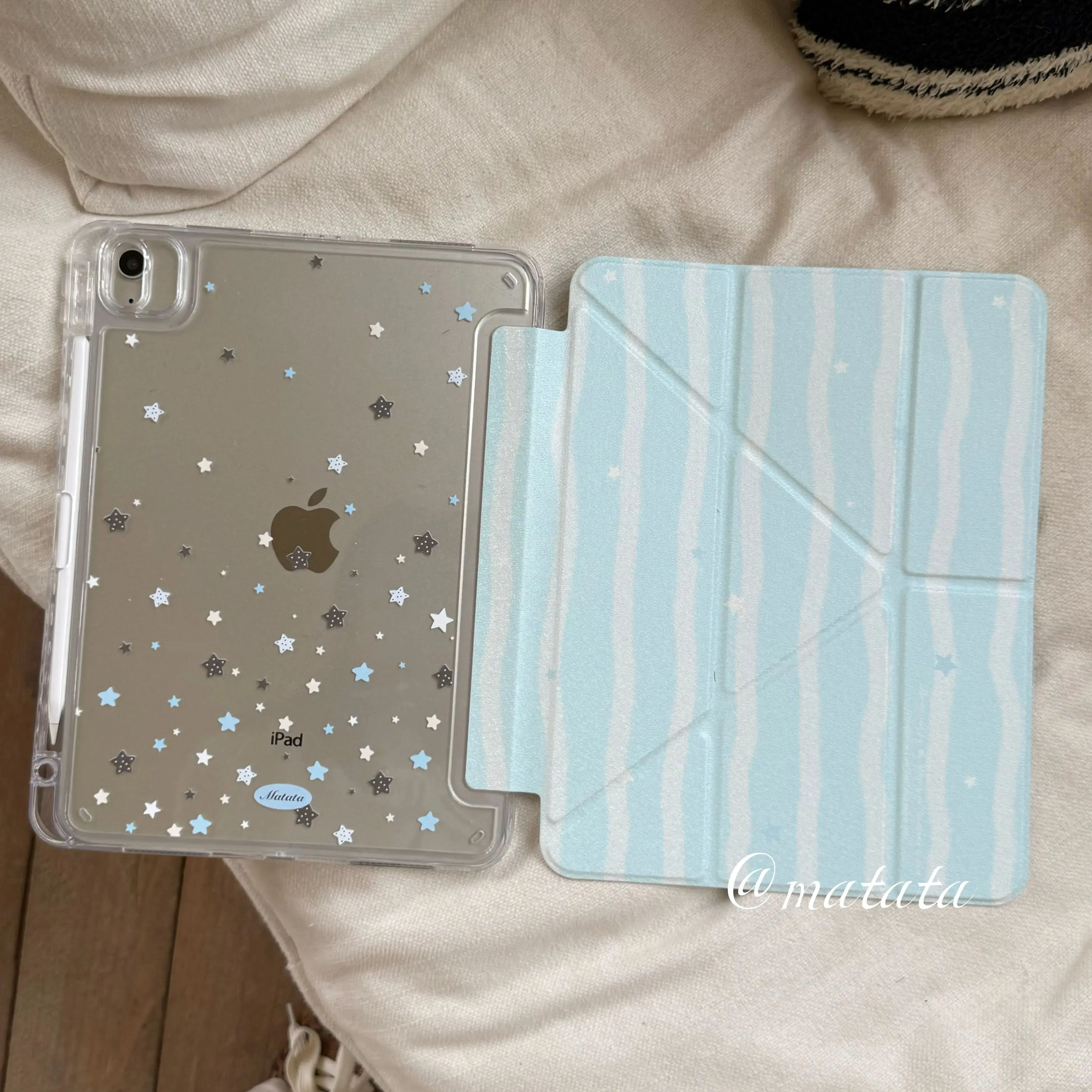 

Мягкий чехол Soft Blue Stars Korean Ins Cute для iPad Air 5/6/7 и Pro 11 дюймов - очаровательный чехол Y+3 Fold с защитой от изгиба и слотом для карандаша
