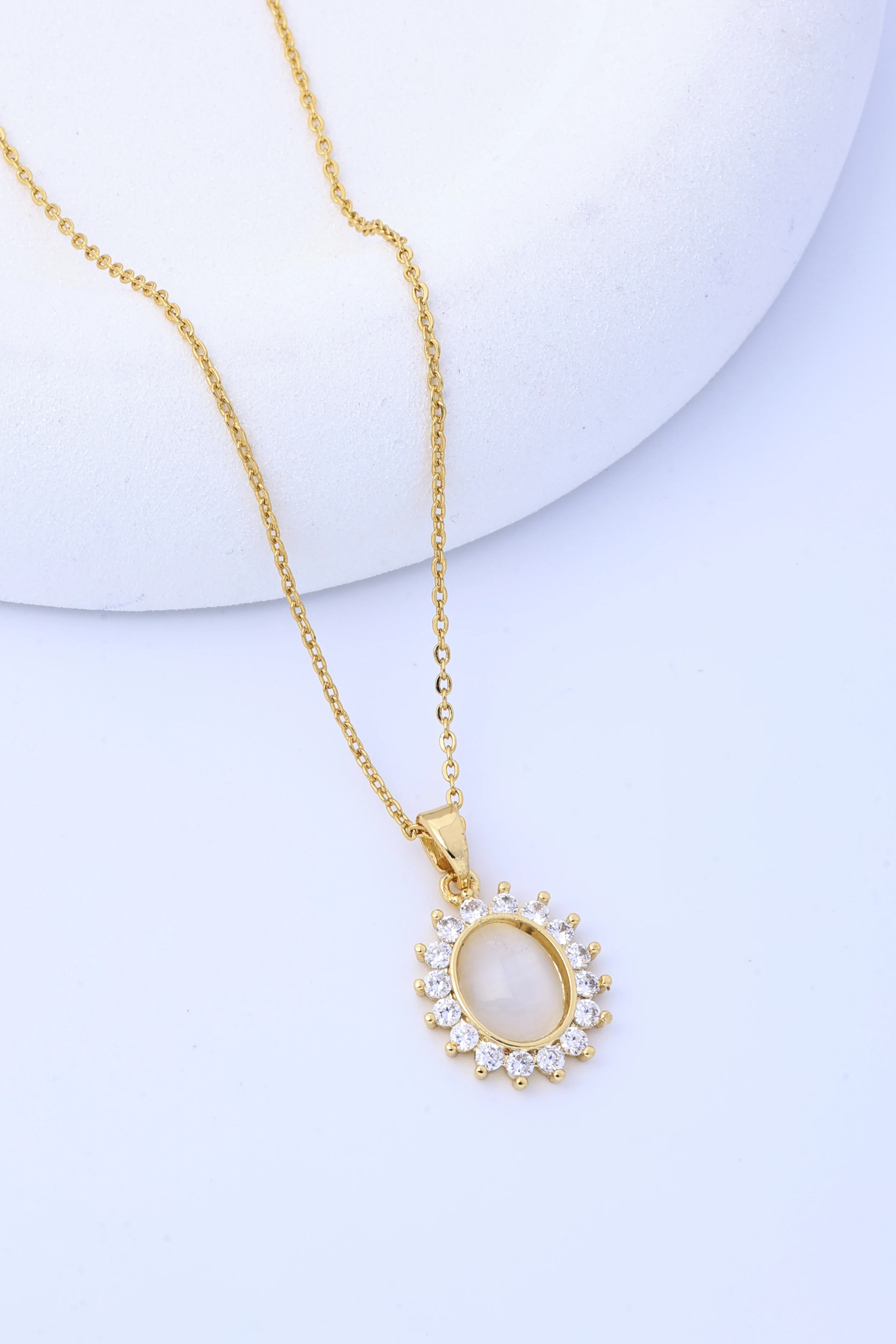 

High-grade opal flower necklace women's niche design sense titanium steel clavicle chain delicate zircon pendant versatile jewel