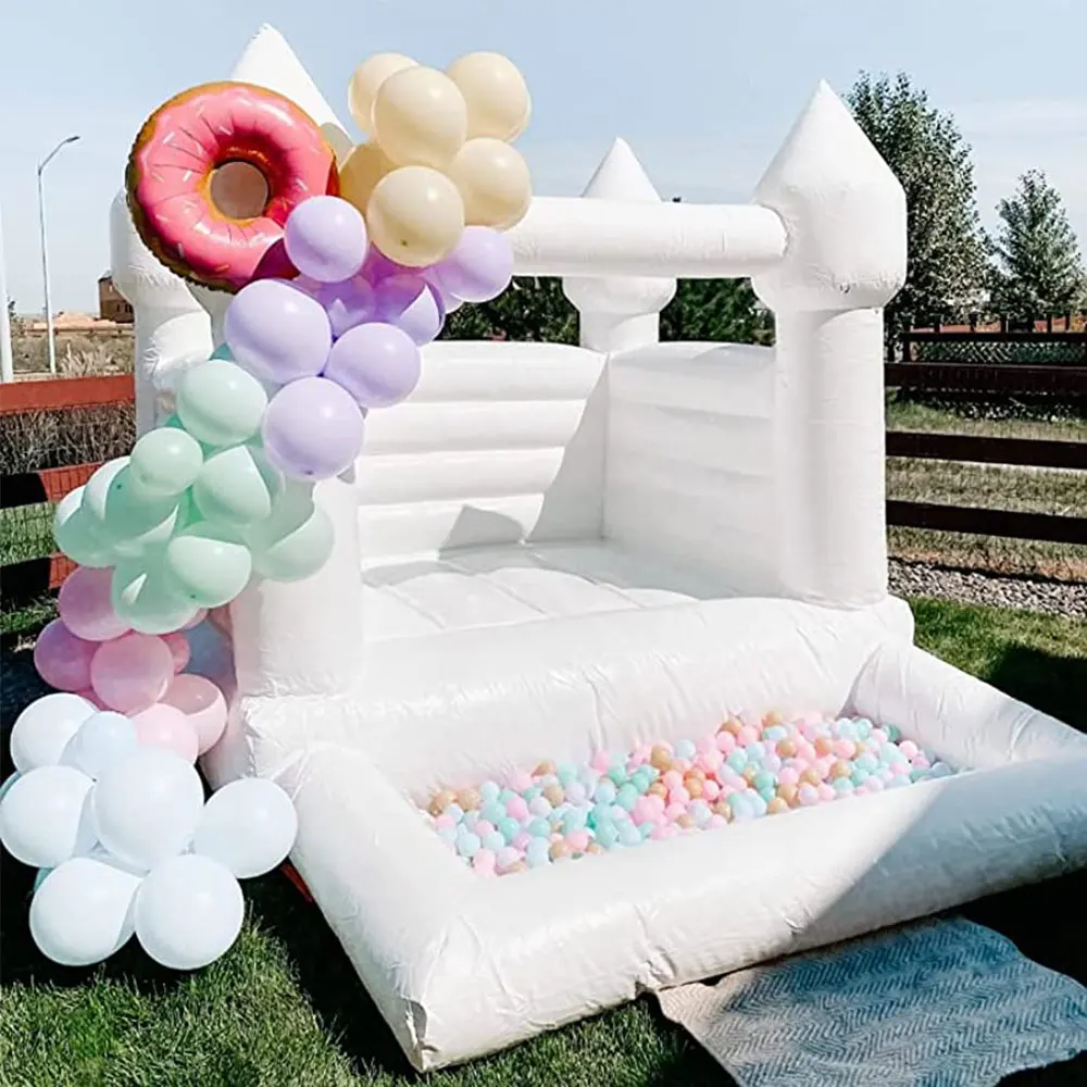 Commercieel opblaasbaar wit springkasteel met ballenbak voor kinderen