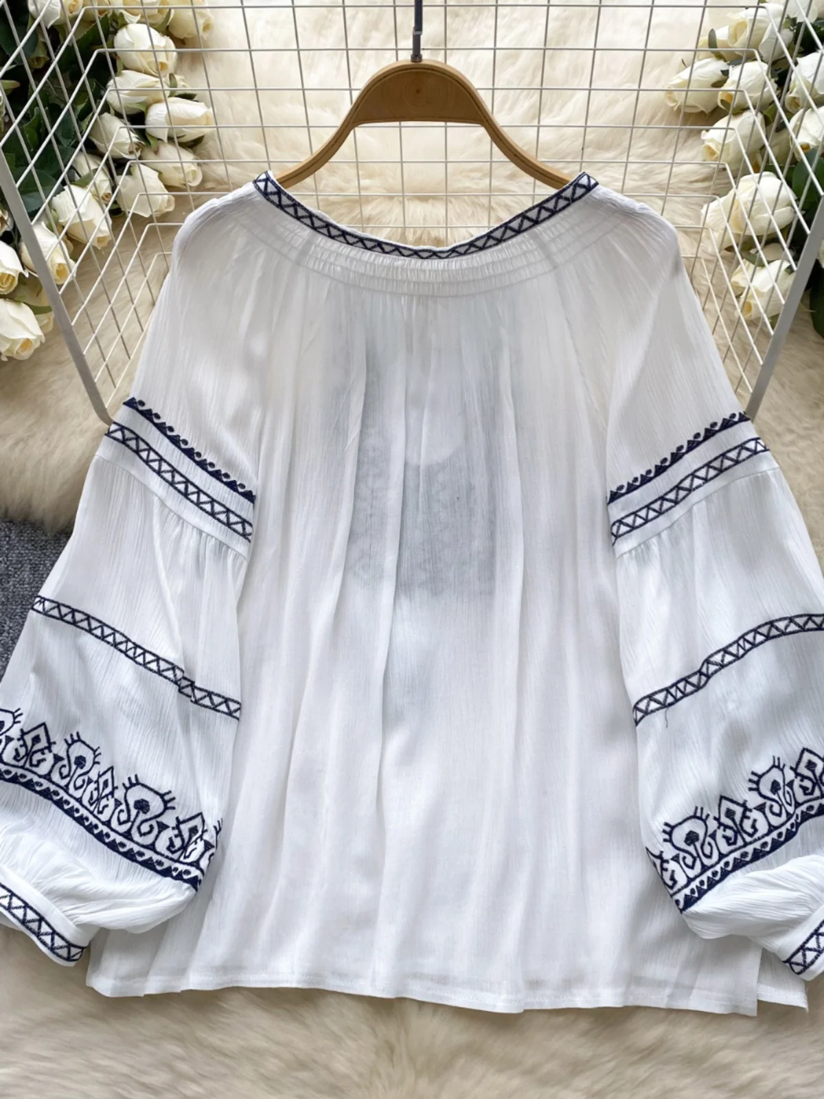 

Retro Embroidered round Ne irt Women Loose Casual Versatile Holiday Top Lantern Sve Heavy Work Commute Sle Korean Ve...