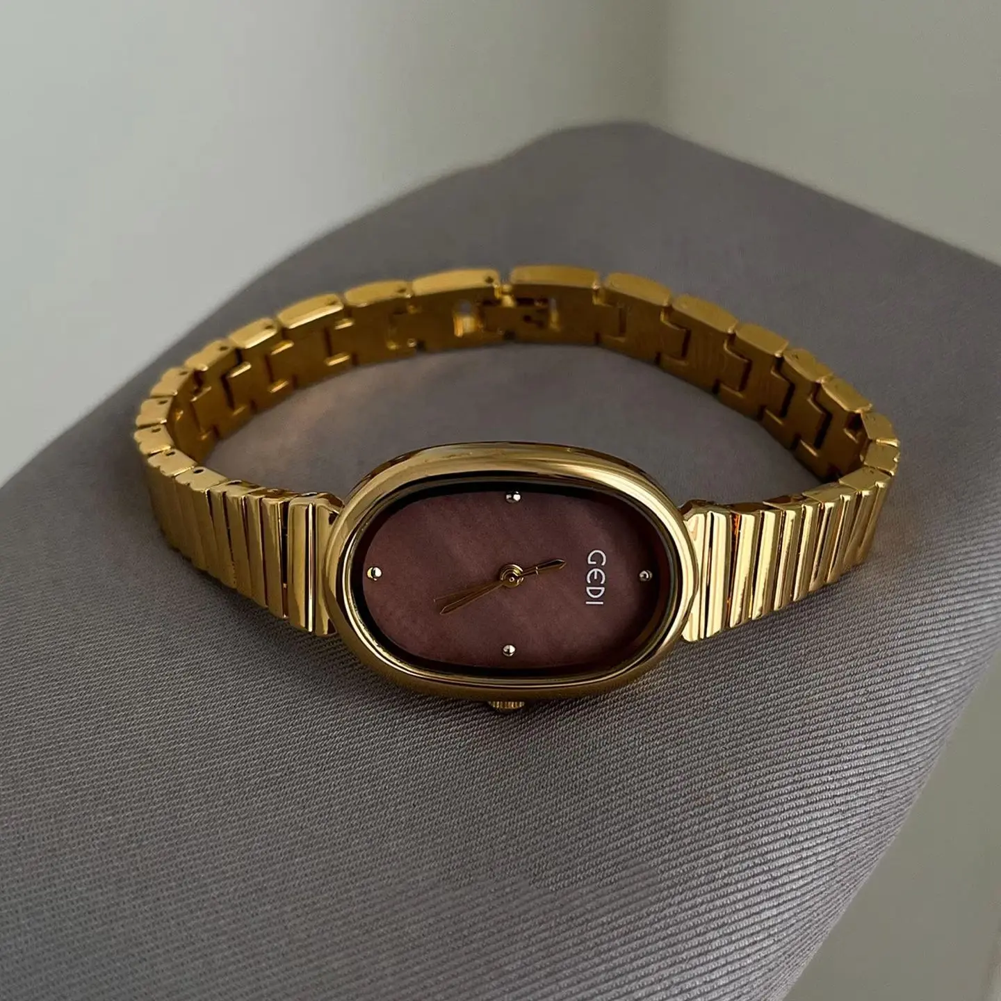 Stylish and Elegant Women's Watch Oval Mother-of-Pearl Dial with Steel Bracelet Sophisticated Student Quartz Watches for Women