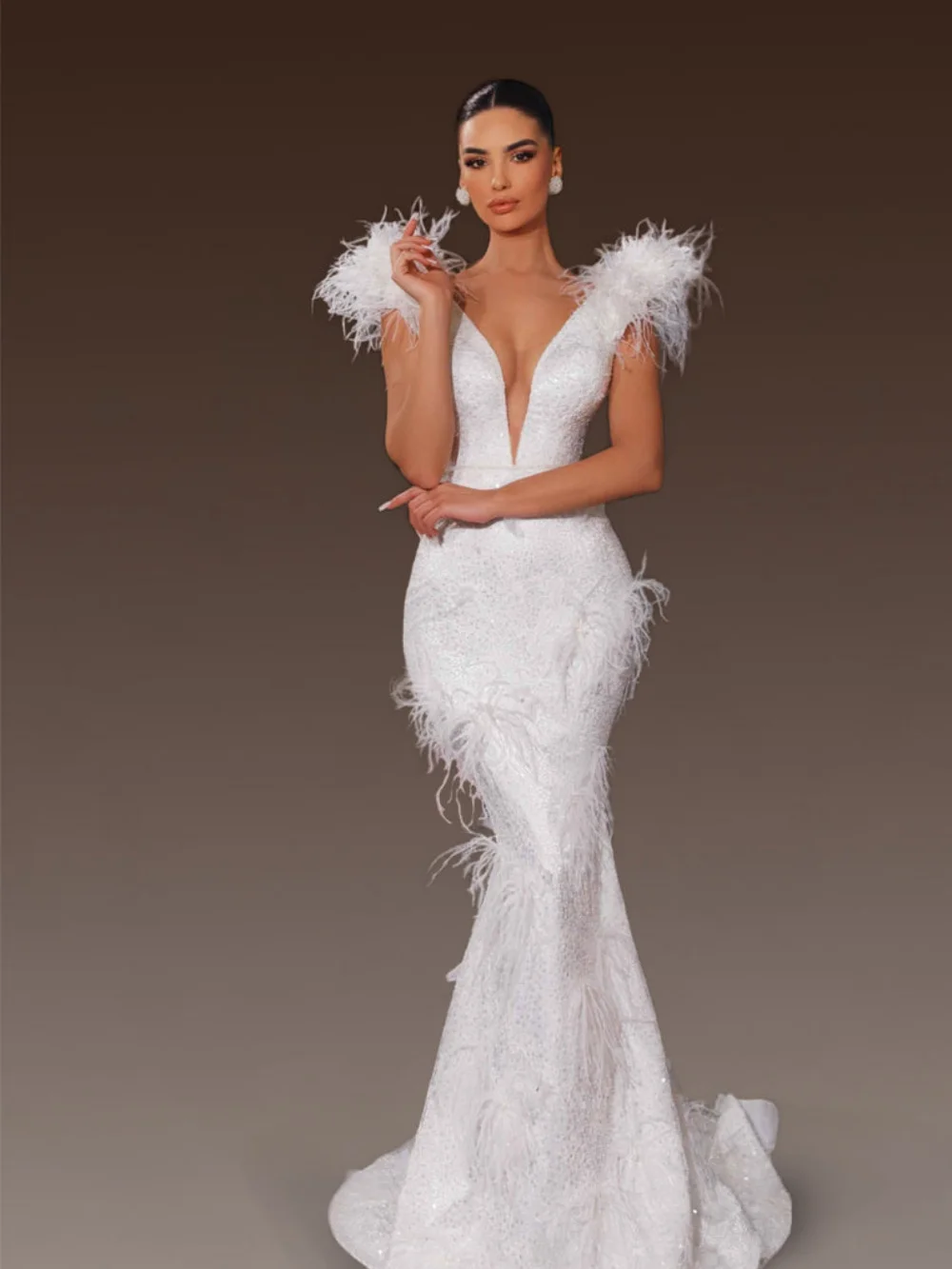 

Sexy V-Neck Wedding Dress Elegant Feather-Embellished Bridal Gown Charming Lace Applique Floor-Length Customized