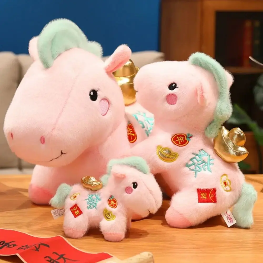 2026 Paard Jaar Zodiac Paard Beeldje Brief Print Realistische Lucky Pony Knuffels 12 Cm Decoratieve Paard Jaar Mascotte home Decor