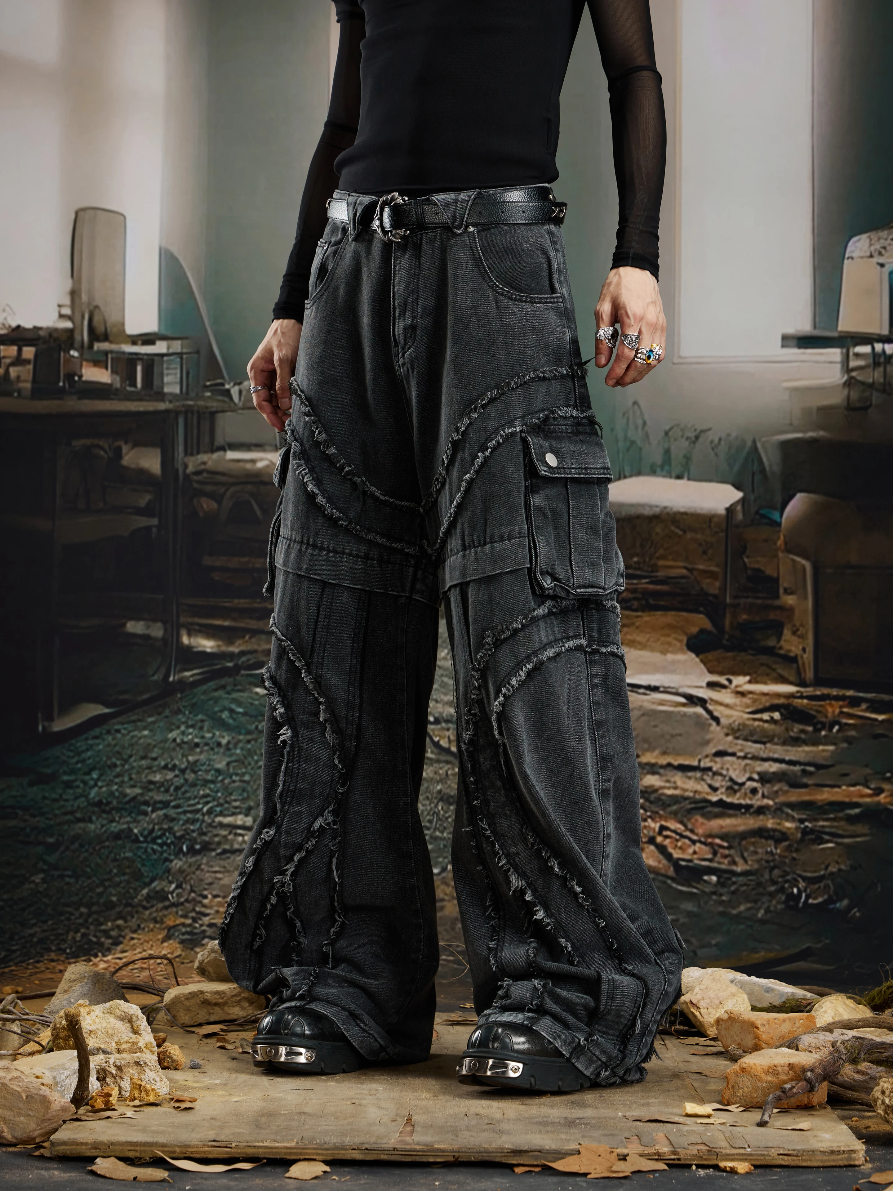 

Особый дизайн, тяжелая промышленность, заусенцы, кисточки, деконструктивная строчка, стираные и потертые свободные прямые джинсы с карманами-карго