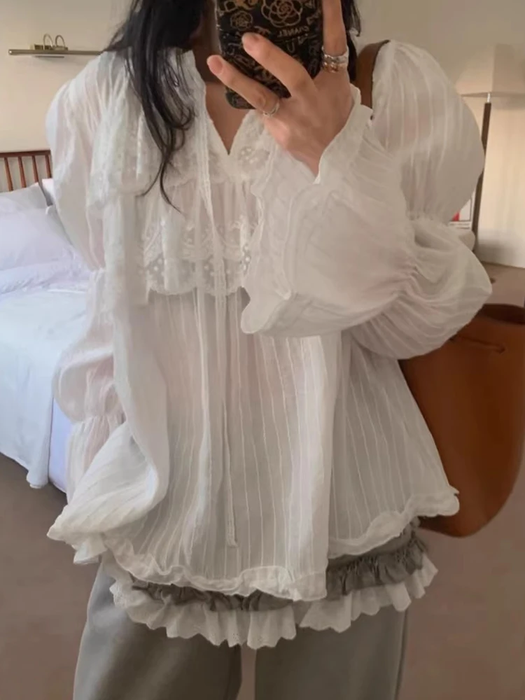 

Chic Spring Sweet Anti-Aging V-Ne Wooden Crt Hollow out Lace Bell Sve irt Top Korean Sle Loose Fit Long Sve