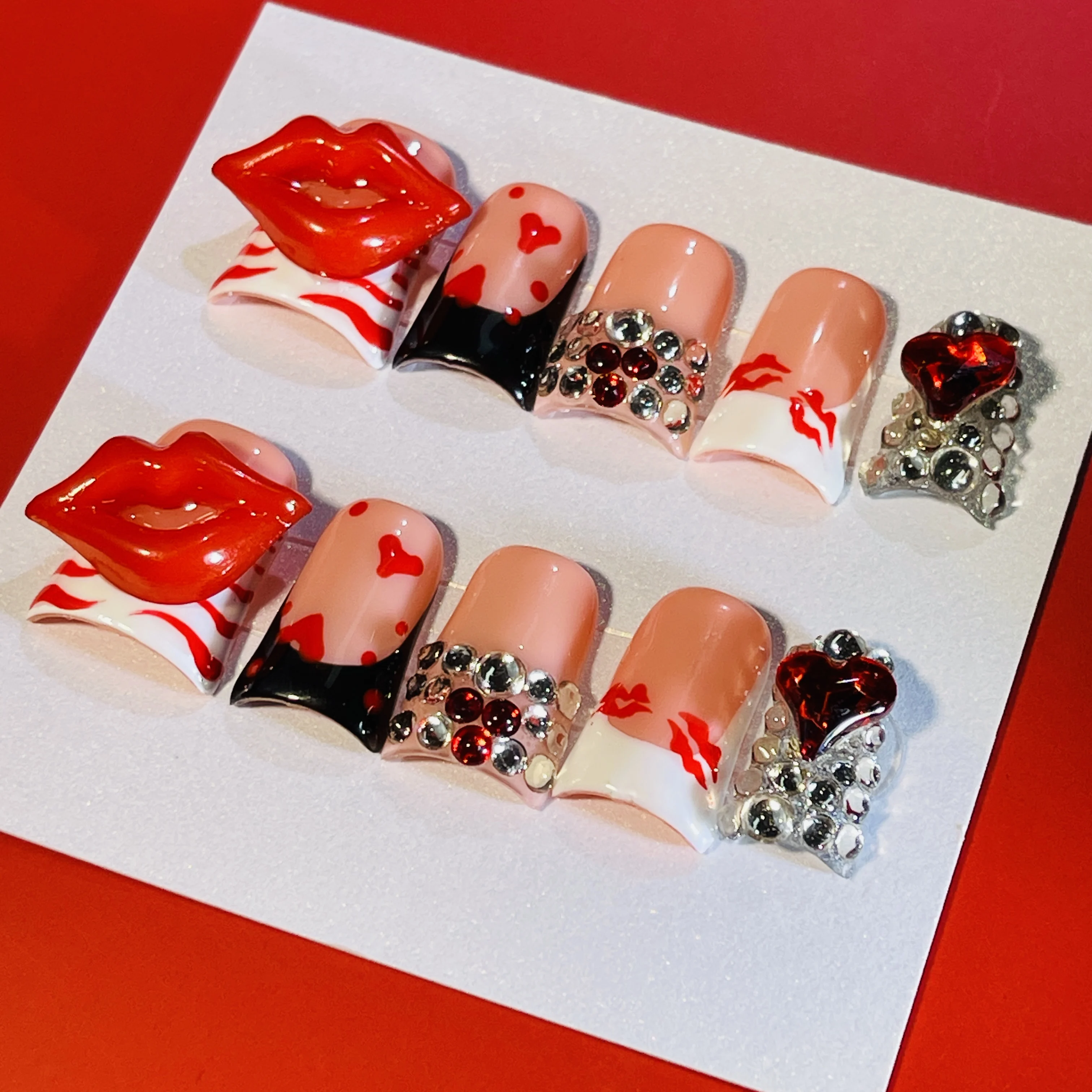 Unghie a pressione con punta d'anatra Heart Kiss, unghie con stampa labbra rosse primaverili e bacio fatte a mano del 2025 con cuori di cristallo, Y2K Valentine Glam