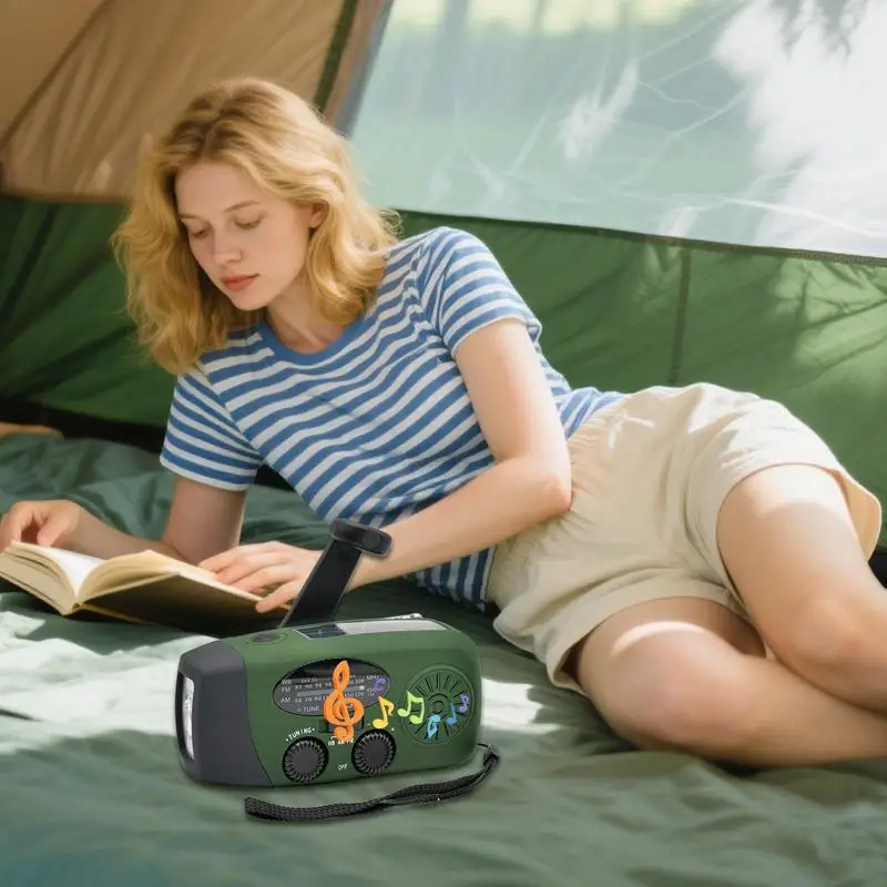 راديو AM FM يعمل بالبطارية مع مصباح يدوي وإنذار بطارية 2000 مللي أمبير في الساعة شاحن هاتف شحن بالطاقة الشمسية للمشي لمسافات طويلة