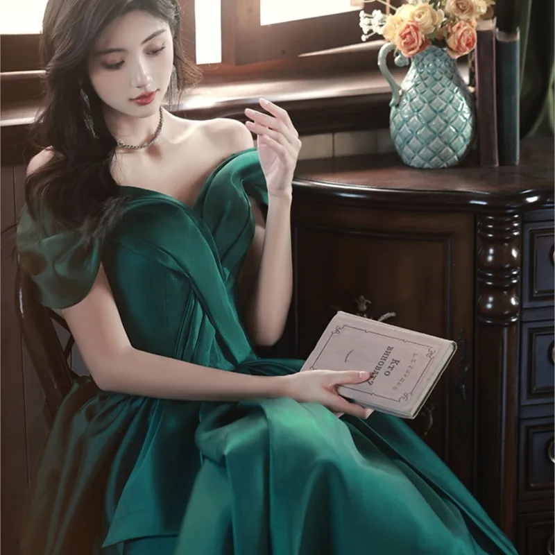 Green satin light luxury small line shoulder banquet will host the performance of human arts test dress