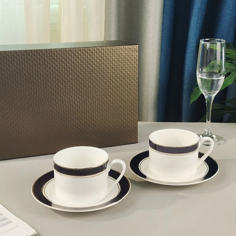 

Современный минималистичный набор чашек и блюдец из костяного фарфора, легкий роскошный дизайн для кафе и домашнего использования, идеально подходящий для послеобеденного чая и кофе