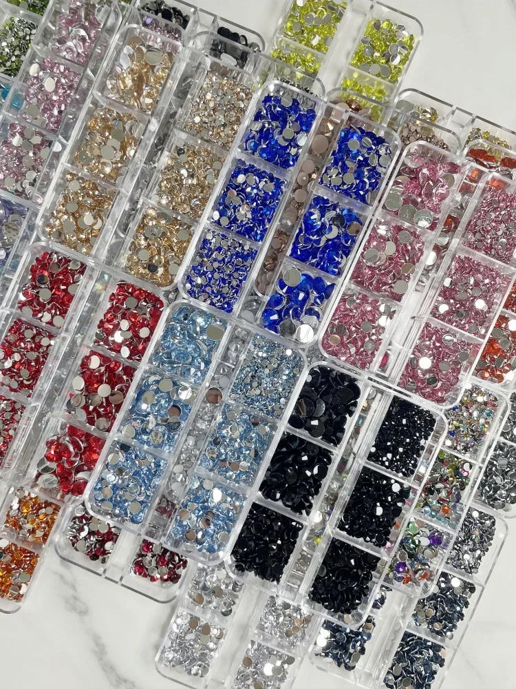 เพชรเรซิ่นแบบแบนหลังเรียบ ขนาดผสม 2-6 มม. ไม่ใช้ความร้อนติดกาว สำหรับตกแต่งเล็บ แต่งหน้า และงาน DIY