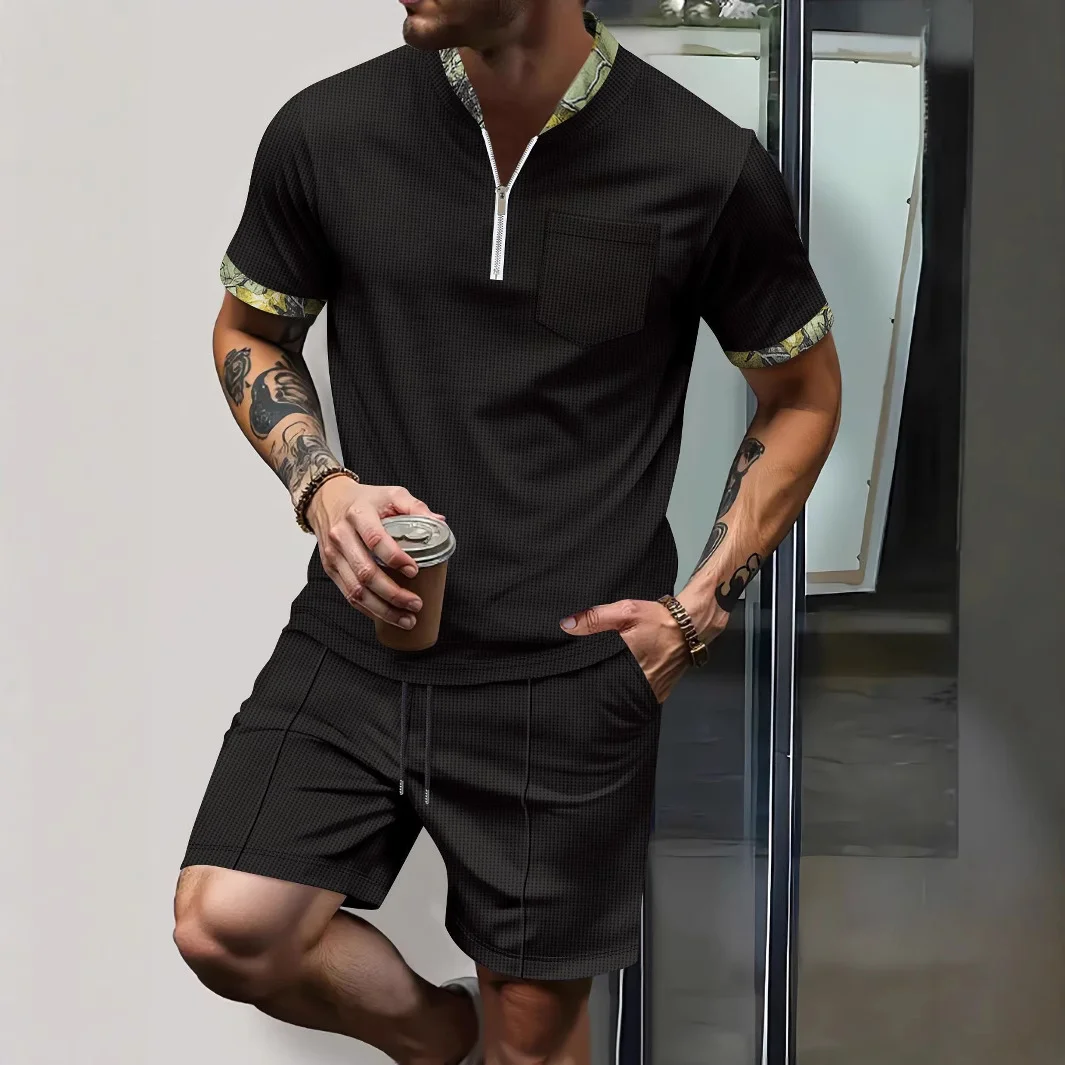 

Новый мужской костюм 2026 года — однотонный комплект из топа с V-образным вырезом и короткими рукавами и шорт с элементами пэчворка