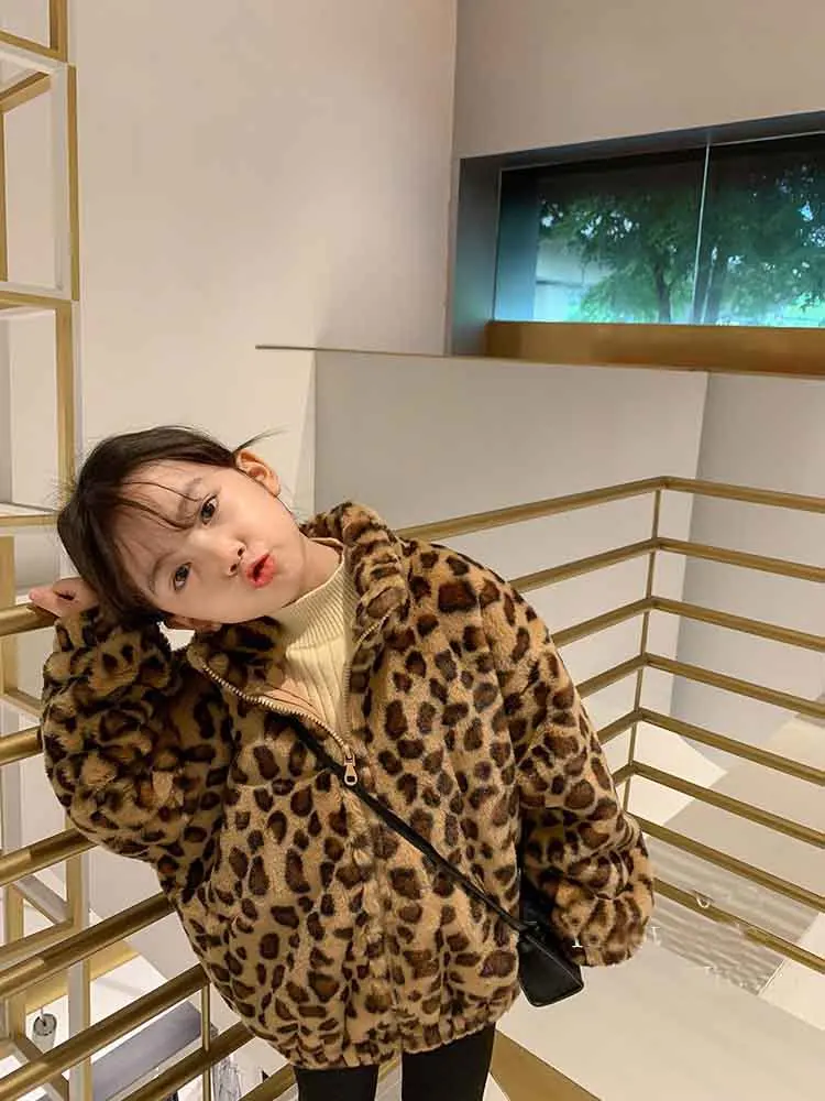 Cappotti bambini stampa leopardo cappotto allentato spesso autunno inverno ragazza peluche tenere in caldo top abbigliamento per bambini 2024