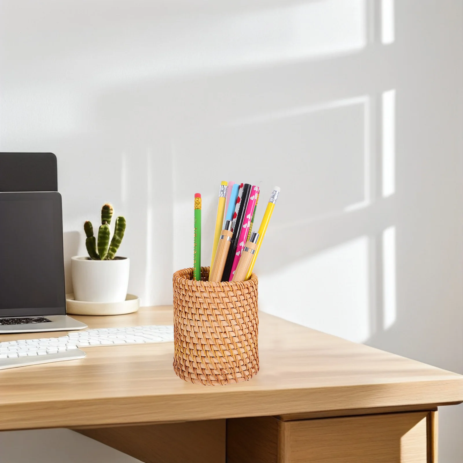 

Vintage Rattan Pen Holder Hand-Woven Round Base Desk Organizer Retro Stationery Storage Office Accessories Desktop Basket