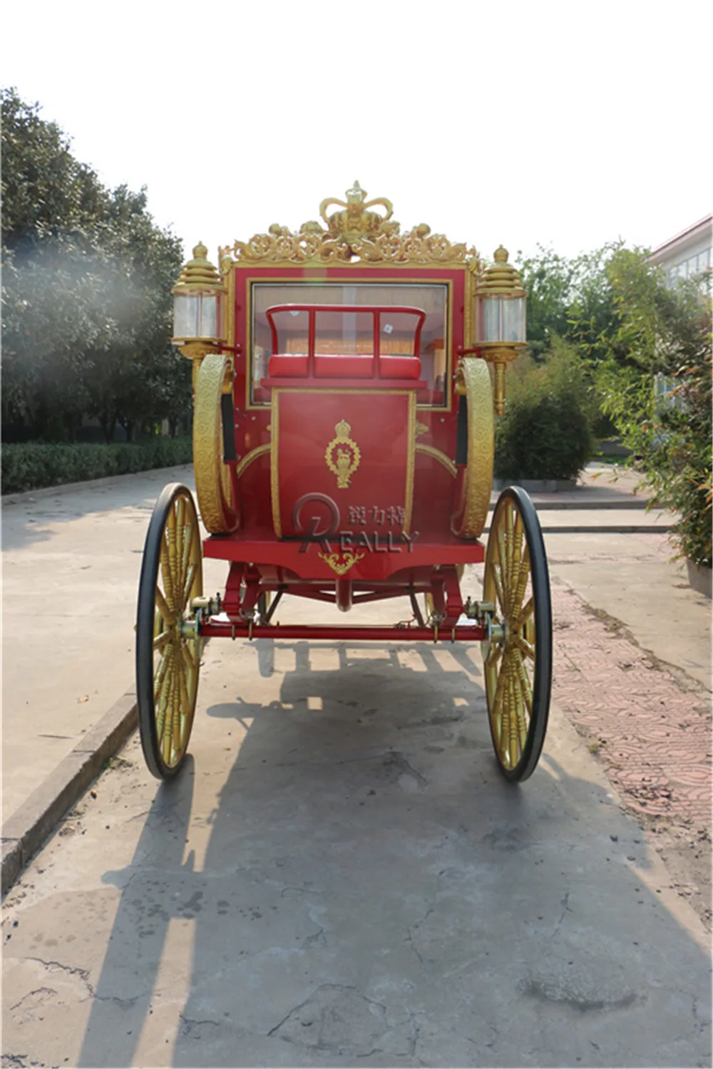 Carros de caballos turísticos reales rojos de cuatro ruedas de Cenicienta eléctrica de lujo Carro dibujado de caballos Victoria a la venta