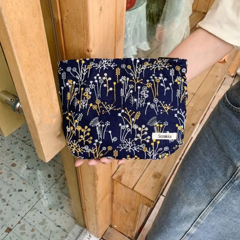 Borsa cosmetica per fiori con ricamo alla moda per le donne custodia per borsa da toilette portatile di grande capacità per il trucco del rossetto