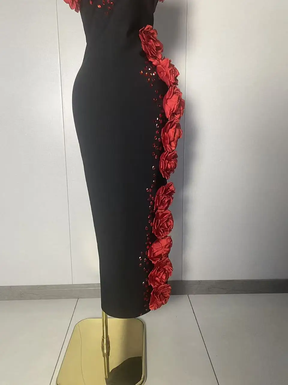 ชุดเดรสทรงบอดี้คอนสีดำประดับดอกไม้ 3 มิติ แบบผูกคอ สไตล์หรูหราสำหรับผู้หญิง ปี 2025 เหมาะสำหรับงานเลี้ยงกลางคืน งานปาร์ตี้วันเกิดสุดหรู