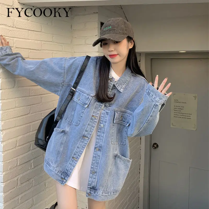 معطف دينم كبير الحجم على الموضة جديد لعام 2025 سترات جينز كورية فضفاضة بأكمام طويلة عالية الشارع للسيدات