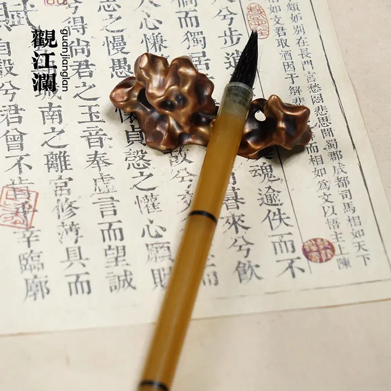 مسند أقلام نحاسي عتيق، حامل فرشاة الخط على الطراز العتيق وثقالة الورق المكتبية، ديكور مكتب الباحث الأدبي