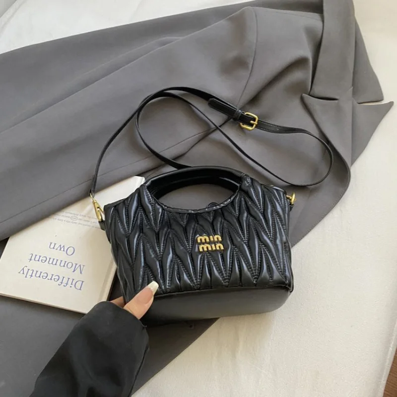 

Ladies Tote Bag Crafted From Fine Leather Featuring Trendy Commuter Design And Paris Casual Vintage Look​