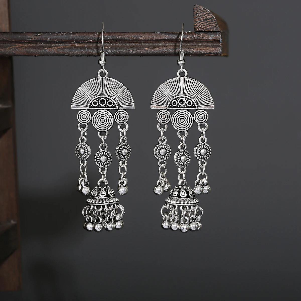 Kobiety Indian kolczyki Jhumka złoty Sliver kolor w kształcie wachlarza długi Tassel Bells wiszące kolczyki dla kobiet Boho Gypsy biżuteria ślubna