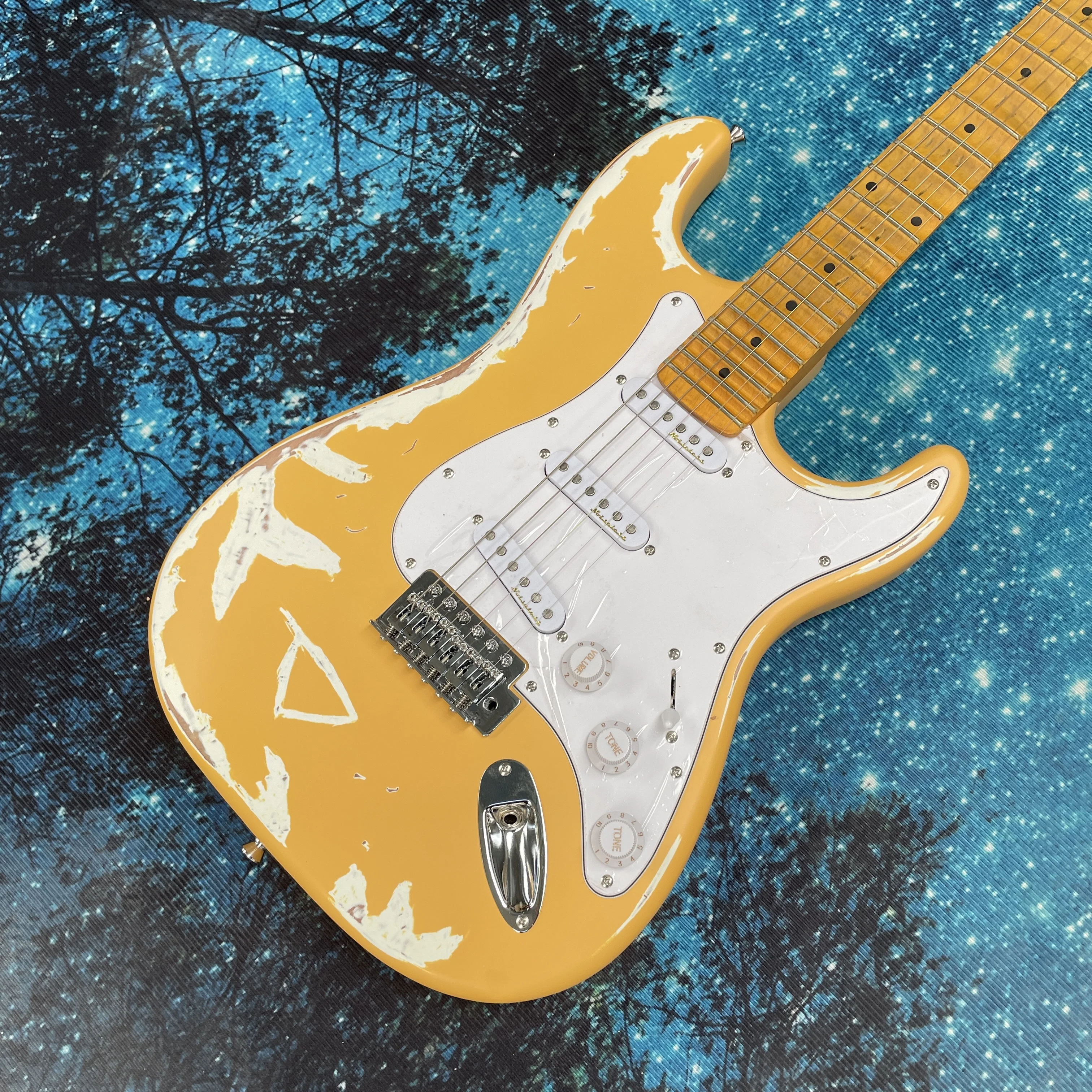 

Желтая электрогитара с эффектом состаривания, гитара с кленовым грифом, 22 лада, серебристая фурнитура.