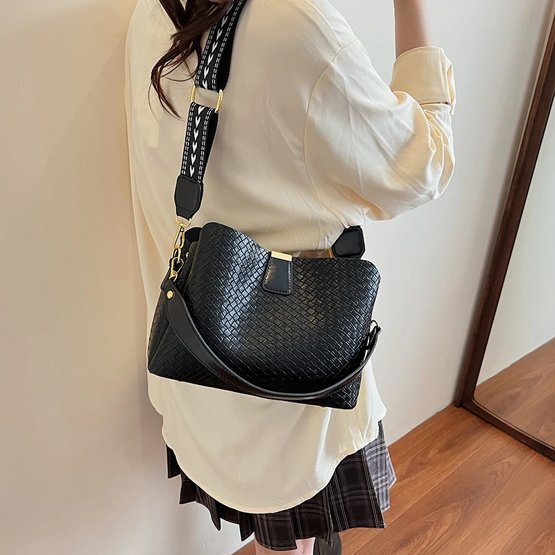 

2025 New Fashion Brand PU Leather Small Bucket Bag Women Cute Shoulder Crossbody Handbag Lightweight Tote Purse for Daily Casual