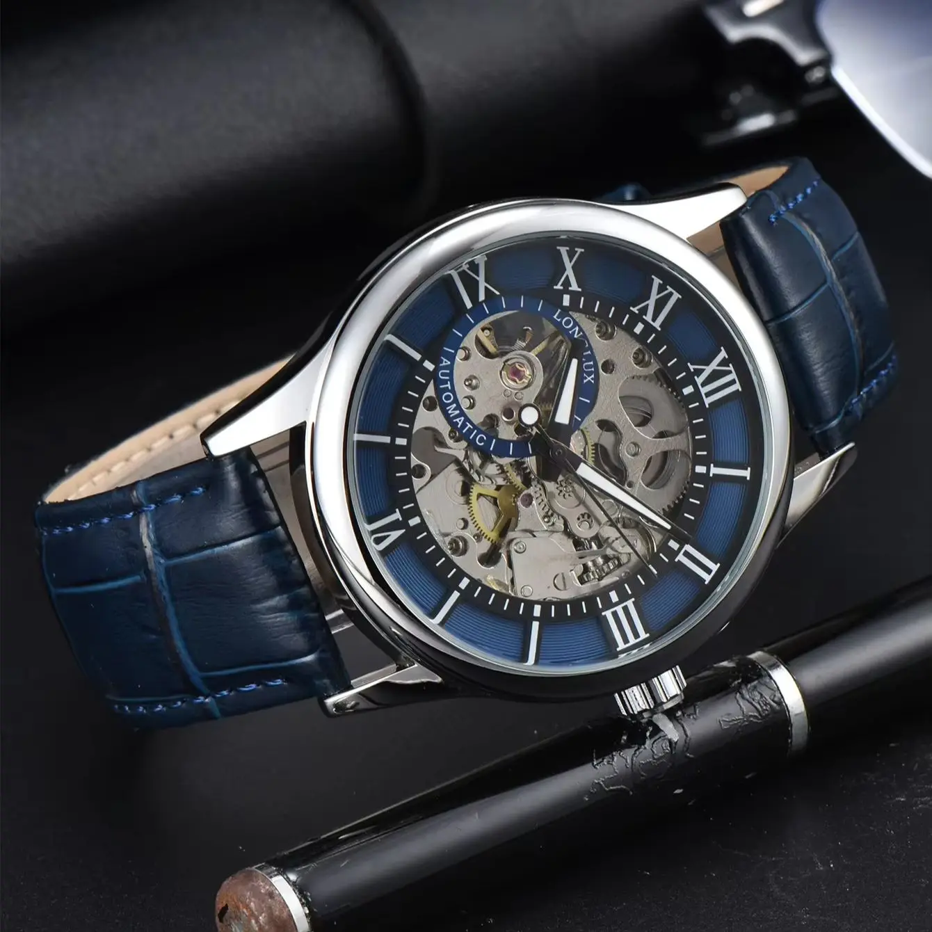 

Men's Hollow-Out Automatic Mechanical Watch, High-End Business Classic Roman Numeral Luminous Men's Watch, Transparent Dial, Waterproof and Wear-Resistant Leather Strap, Light Luxury Retro Formal Wristwatch, Versatile for Daily Commuting, Workplace, and D