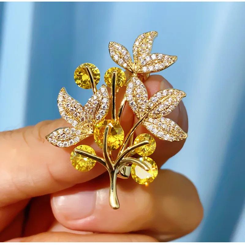 Fashion Rhinestone Maple Leaves Brooches For Women Men Creative Zircon Fruit Lapel Pin Clothing Accessories Party Jewelry Gifts