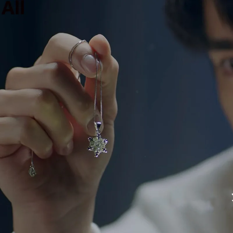 Collar con colgante de flor de nieve guisado de Sydney con azúcar de roca, cadena de cuello de diamante con temperamento a la moda, diseño de nicho ligero de lujo Clav